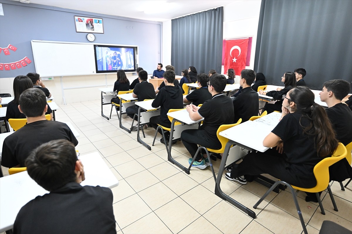 Antalya'da yarıyıl tatilinin ardından eğitim öğretim yılının ikinci dönemine başlayan öğrenciler...