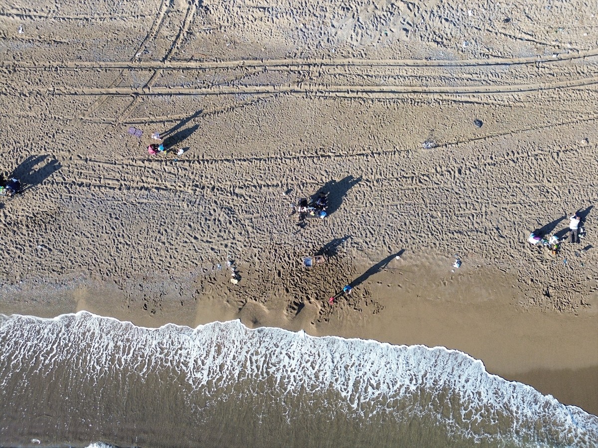 Antalya'nın Aksu ilçesinde yaz aylarında tatil için kurulan çardakların yıkılmasının ardından...