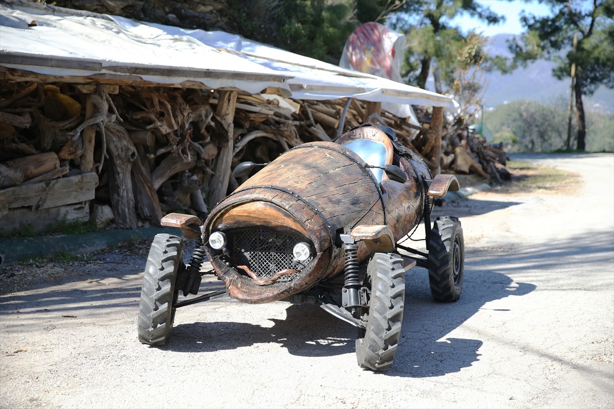 Antalya'nın Alanya ilçesinde marangoz Adem Say'ın, çocukluk hayalini gerçekleştirmek için kütükten...