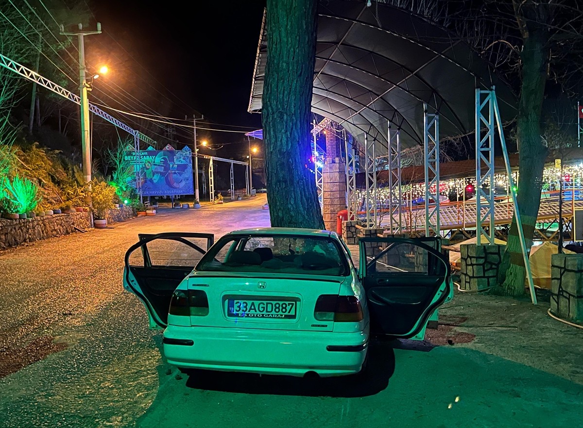 Antalya'nın Alanya ilçesinde otomobilin ağaca çarpması sonucu 1 kişi öldü, 3 kişi...