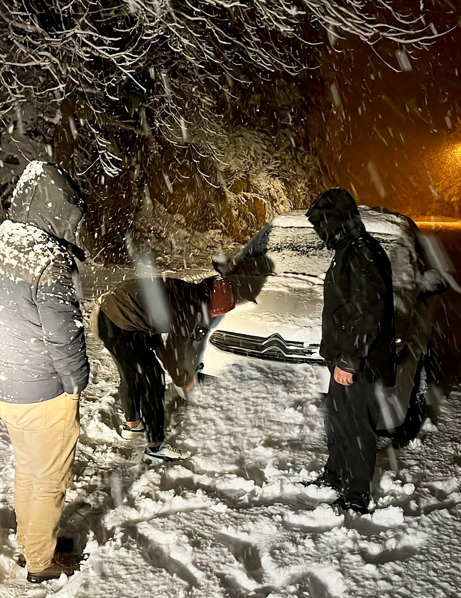 Antalya'nın Alanya ilçesinde yayla yolunda kar nedeniyle ilerleyemeyen araçlarında mahsur kalanlar...