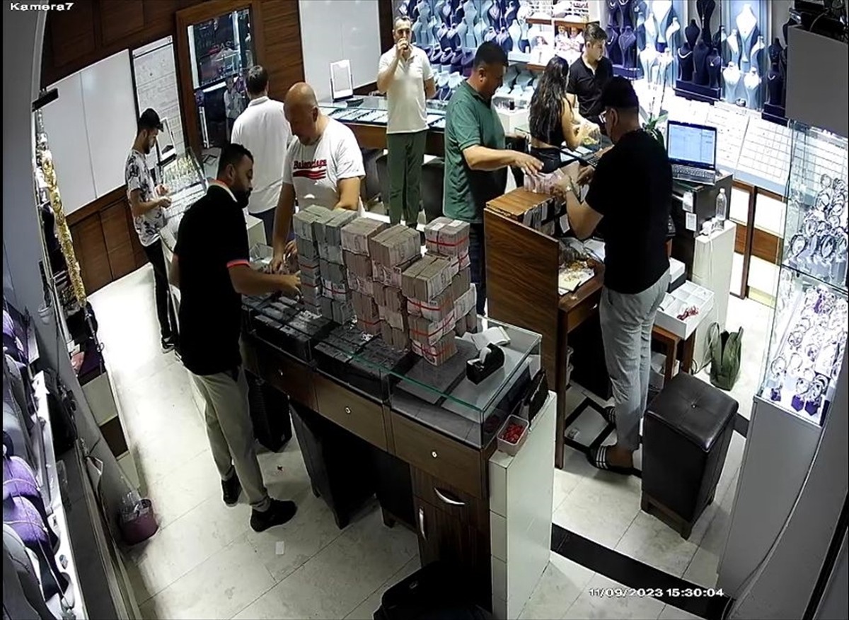 Antalya'nın Kemer ilçesinde yasa dışı para transferine yönelik operasyonda 17 zanlı gözaltına...