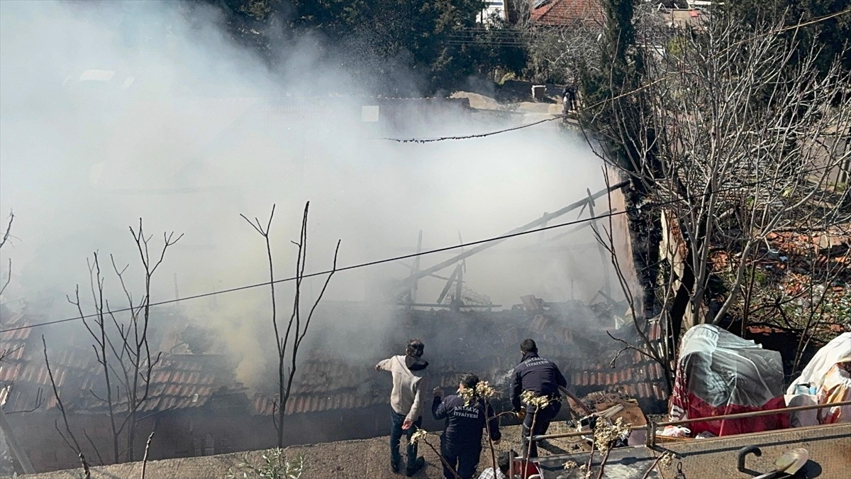 Antalya'nın Kepez ilçesinde müstakil evde çıkan yangın söndürüldü. Bölgeye polis, sağlık ve...