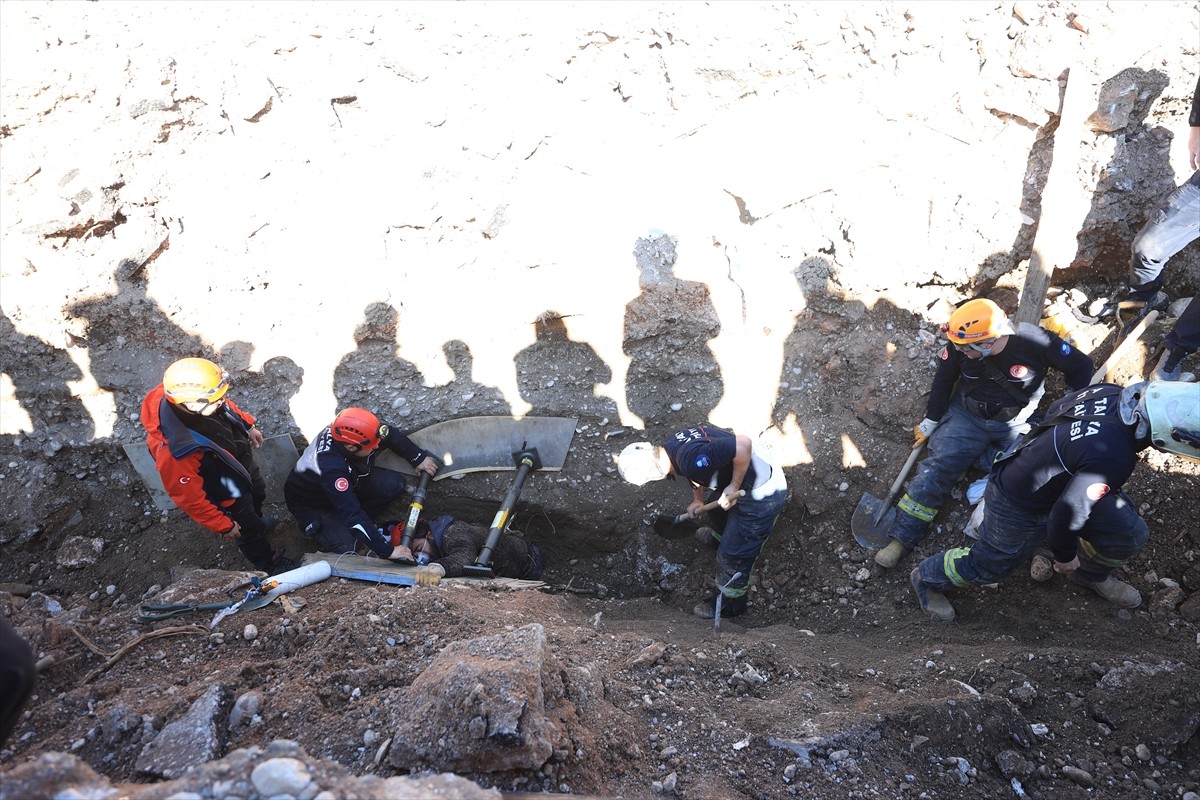 Antalya'nın Konyaaltı ilçesinde kanalizasyon çalışması sırasında göçük altında kalan işçi...