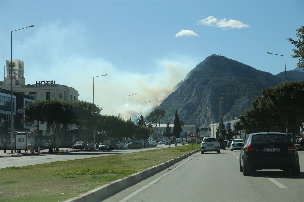 Antalya'nın Konyaaltı ilçesindeki ormanlık alanda çıkan yangına müdahale ediliyor.
