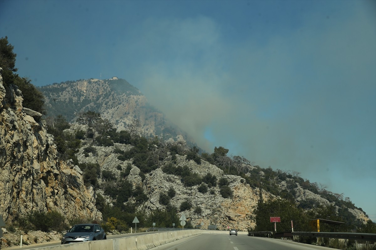 Antalya'nın Konyaaltı ilçesindeki ormanlık alanda çıkan yangına müdahale ediliyor.