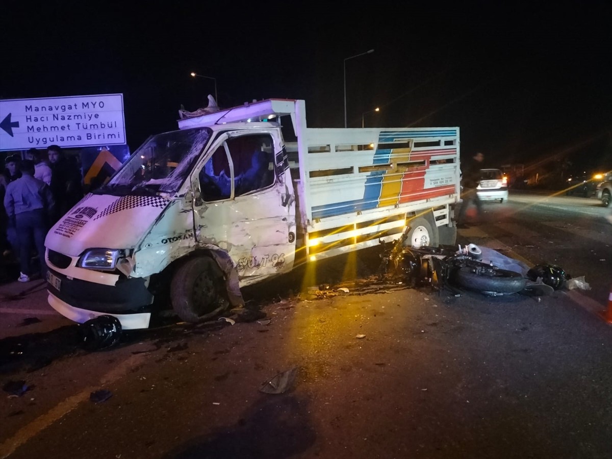 Antalya'nın Manavgat ilçesinde kamyonetle motosikletin çarpışması sonucu 1 kişi öldü, 2 kişi...