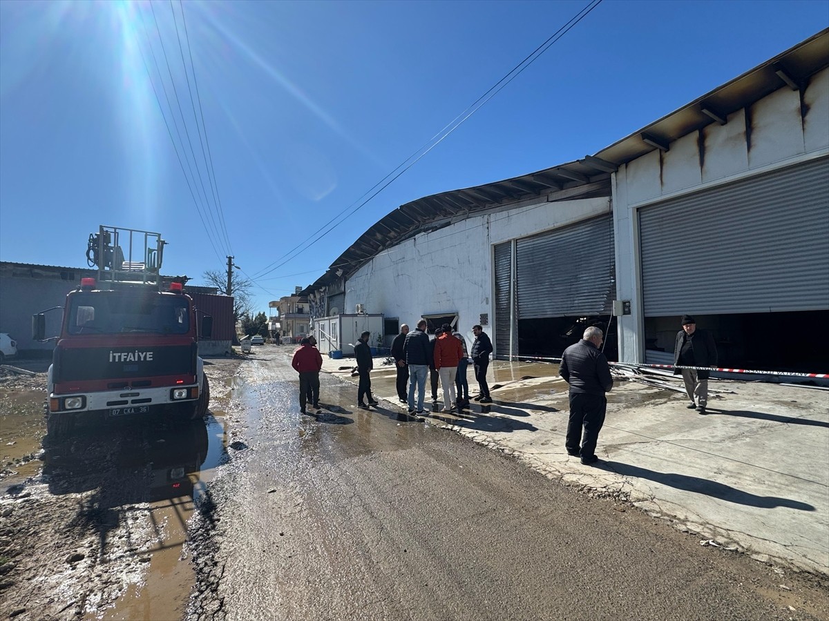 Antalya'nın Muratpaşa ilçesindeki bir atölye ve yakınındaki depo yandı. Olay yerine itfaiye...