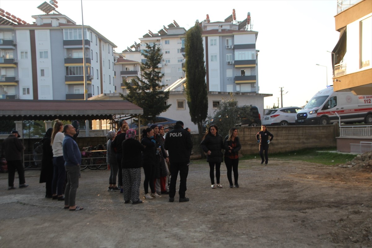 Antalya'nın Serik ilçesinde bir binada çıkan yangında 4 kişi dumandan etkilendi. Olay yerine...