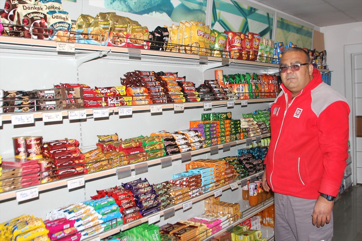 Antalya'nın Serik ilçesinde kasiyerlik yapan kişi, evlenmek için biriktirdiği 200 bin lirayı Türk...