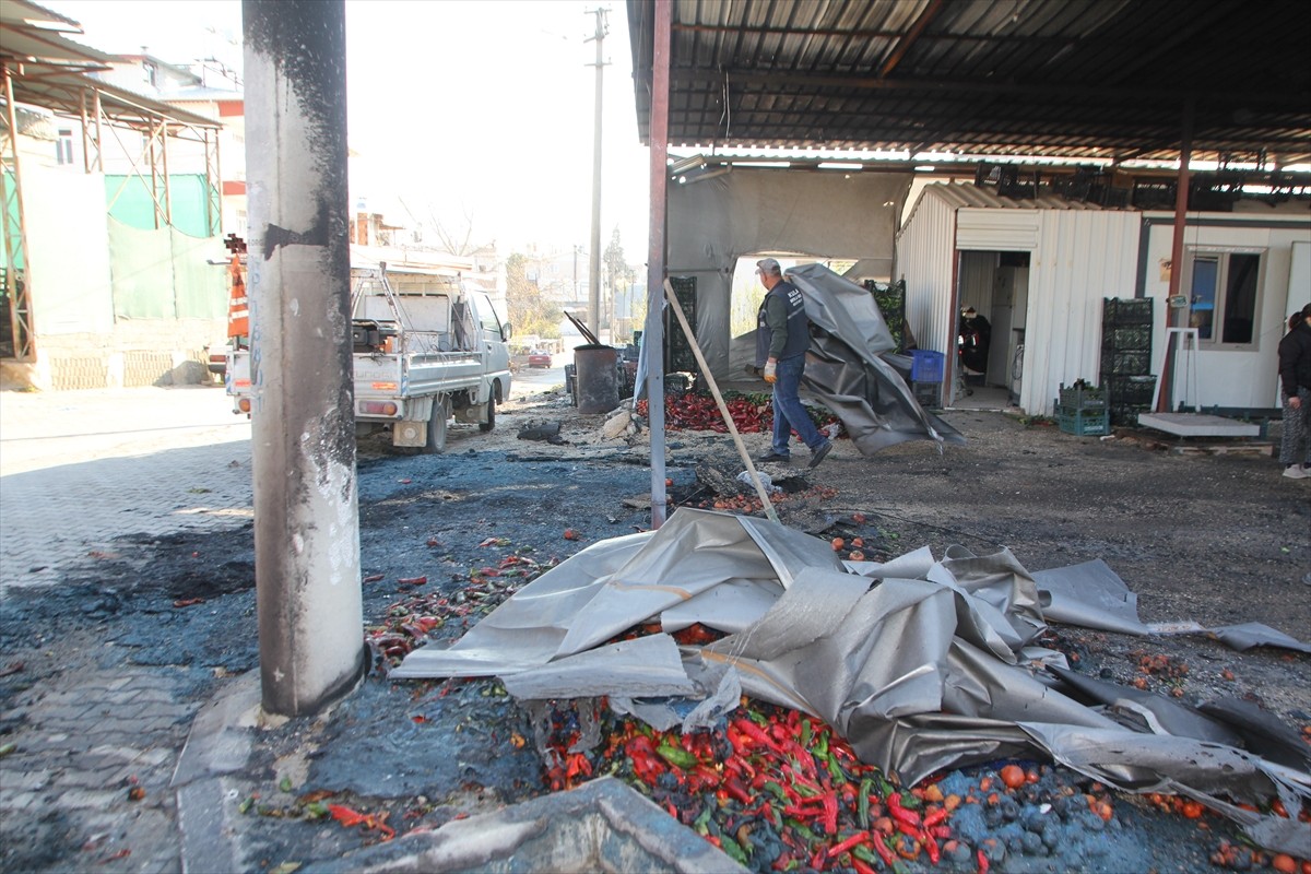 Antalya'nın Serik ilçesinde toptancı halindeki meyve sebze deposu, bir kişi tarafından...