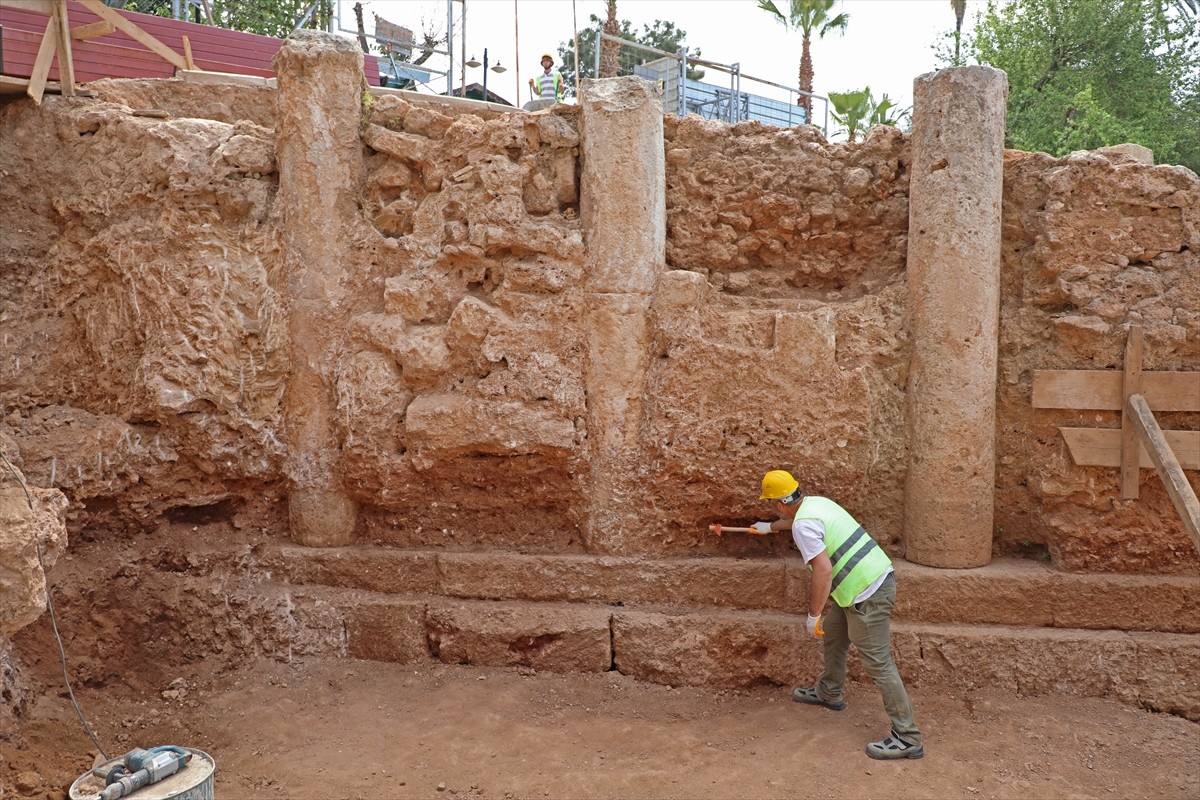 Antalya'nın simgelerinden tarihi Hıdırlık Kulesi'nde sürdürülen arkeolojik kazı çalışmalarında...