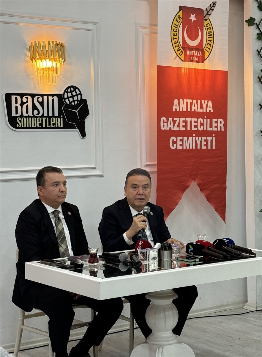Antalya Büyükşehir Belediye Başkanı Muhittin Böcek, Antalya Gazeteciler Cemiyetinin (AGC) sosyal...