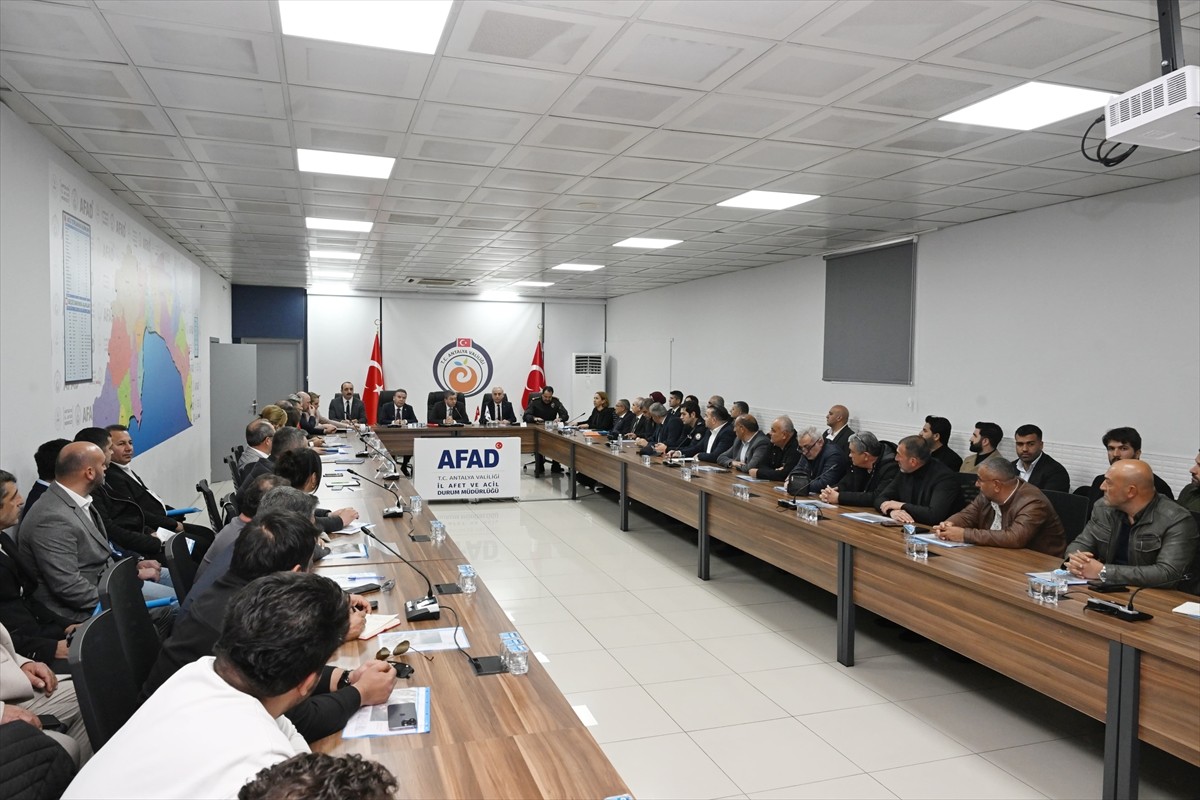 Antalya Valisi Hulusi Şahin başkanlığında AFAD İl Müdürlüğünde "Konyaaltı Sahili Değerlendirme...