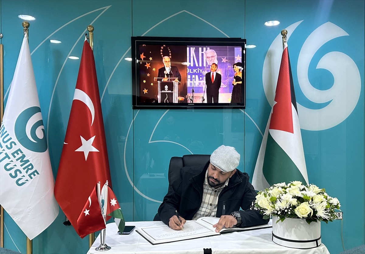 Arap dünyasında "Hattatların Reisi" kabul edilen ve dünyanın birçok camisinde imzası bulunan...