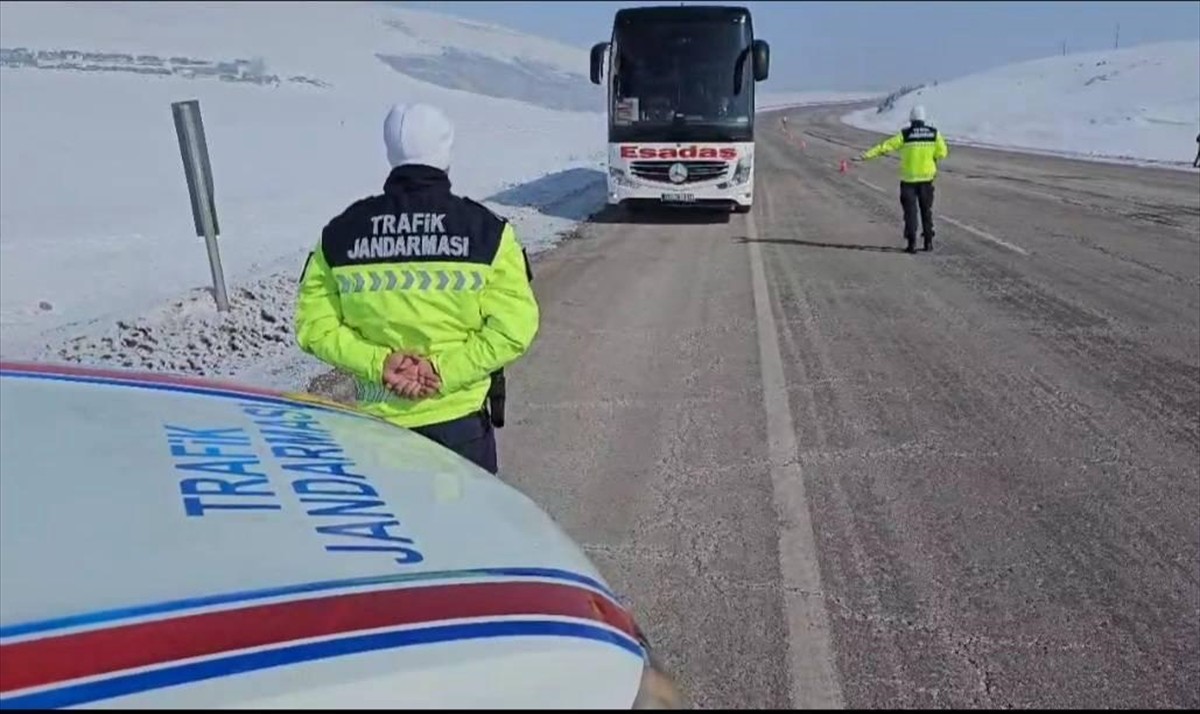 Ardahan'da otobüslere sivil şekilde yolcu gibi binen jandarma trafik ekipleri, sürücü ve...