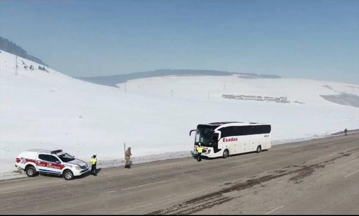 Ardahan'da otobüslere sivil şekilde yolcu gibi binen jandarma trafik ekipleri, sürücü ve...