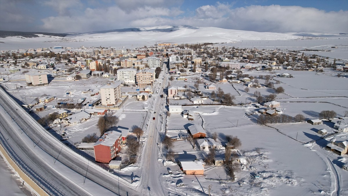 Ardahan'ın Göle ilçesinde kar yağışı etkili oldu. Kar yağışı sonrası ilçe beyaza...
