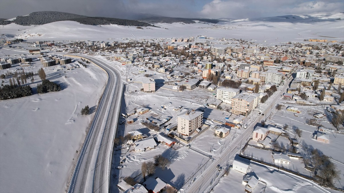 Ardahan'ın Göle ilçesinde kar yağışı etkili oldu. Kar yağışı sonrası ilçe beyaza...