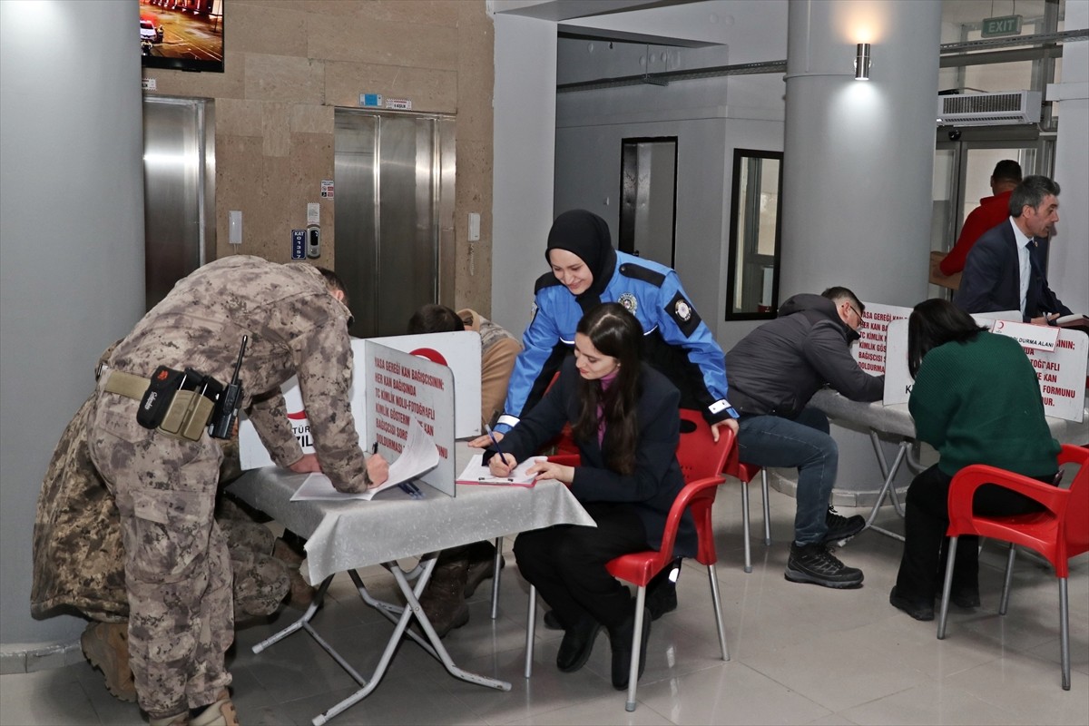 Ardahan İl Emniyet Müdürlüğü'nde görevli polisler, 6 Şubat 2023'teki depremlerde hayatını...