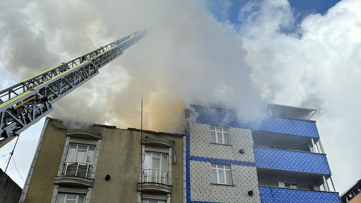 Arnavutköy'de 3 katlı binanın çatısında çıkan yangın söndürüldü.