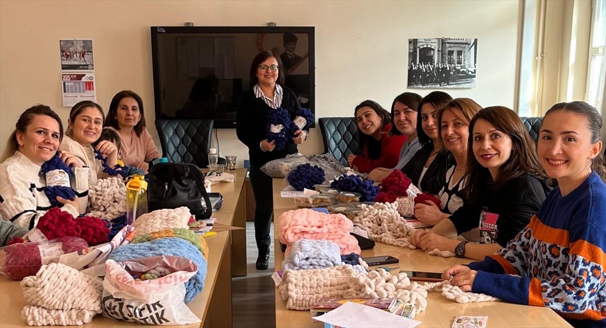 Artvin'de öğretmenler, ördükleri atkıları deprem bölgesindeki kardeş okulun öğrencilerine...