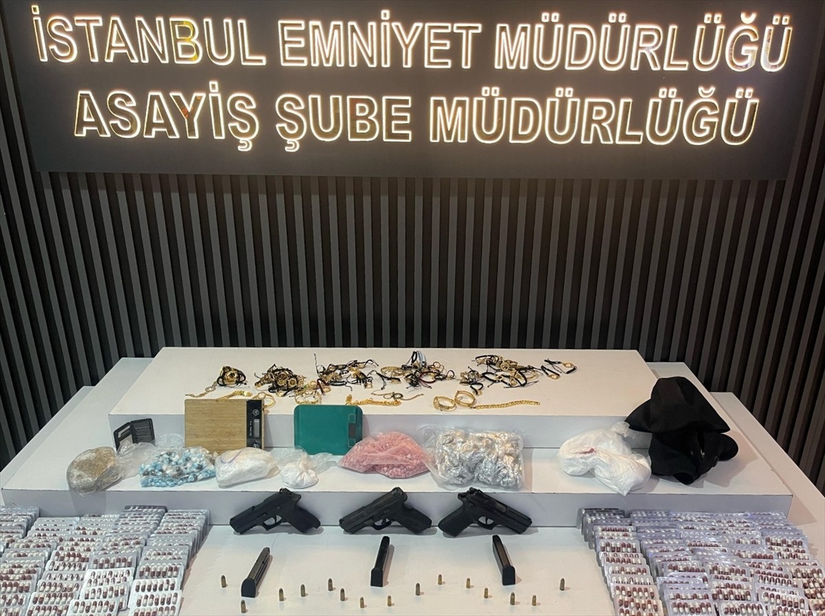 Avcılar'da kuyumcu soygununa ilişkin yakalanan 3 şüpheliden 2'si tutuklandı. Yapılan aramalarda...