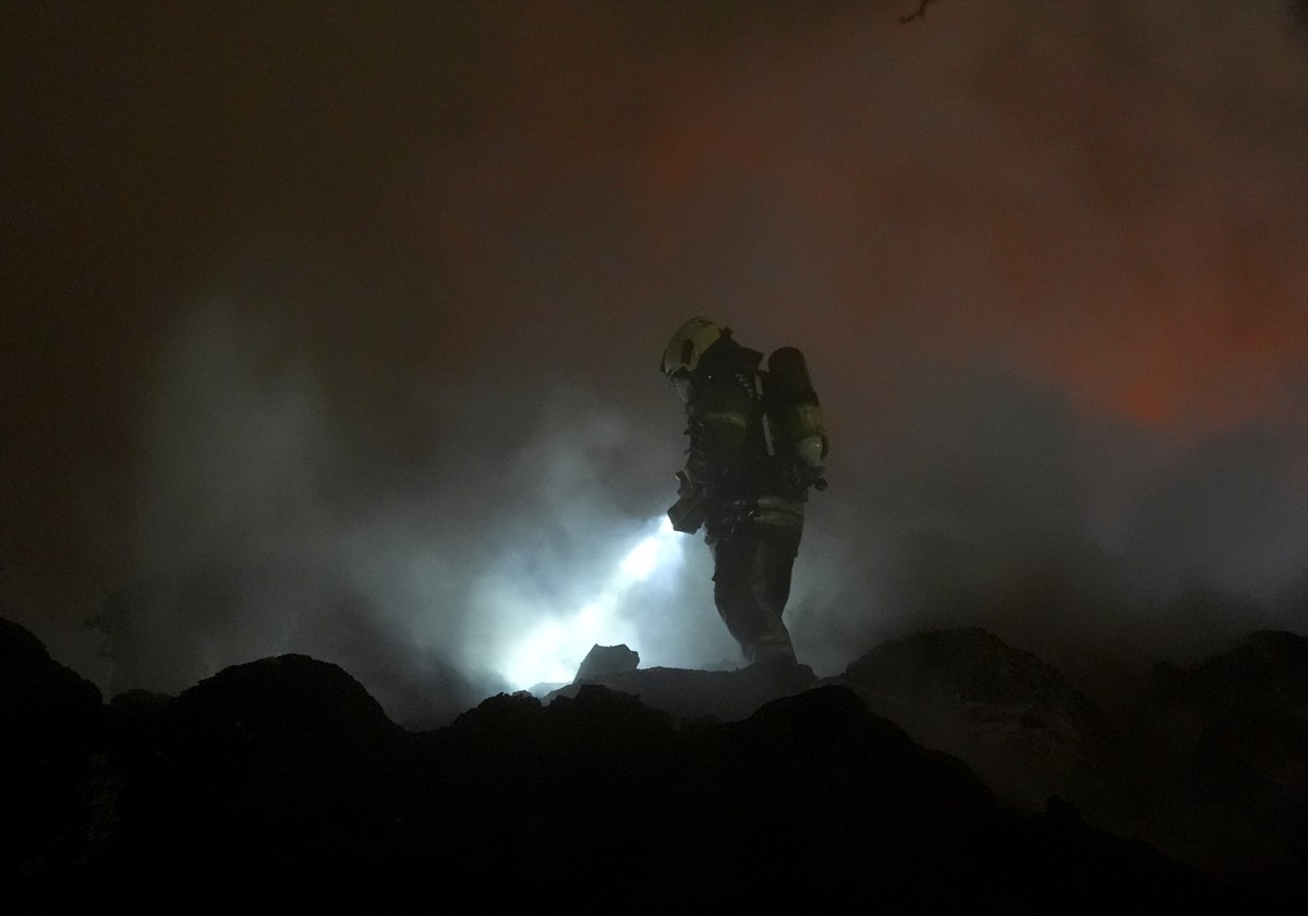 Avcılar'da plastik geri dönüşüm tesisinde çıkan yangın itfaiye ekiplerince kontrol altına...