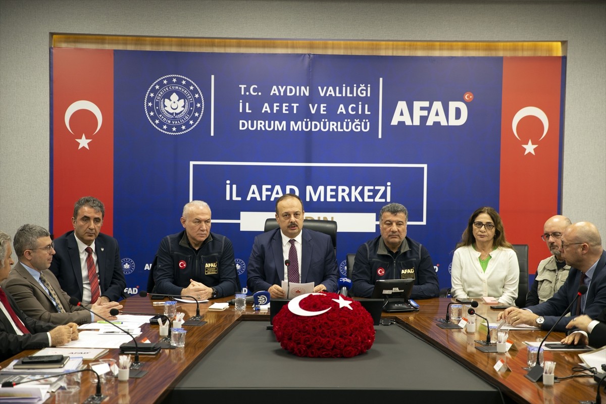 Aydın'da DSİ 21. Bölge Müdürlüğü Salonunda, Ege Denizi'ndeki sismik aktiviteye yönelik, "Olası...