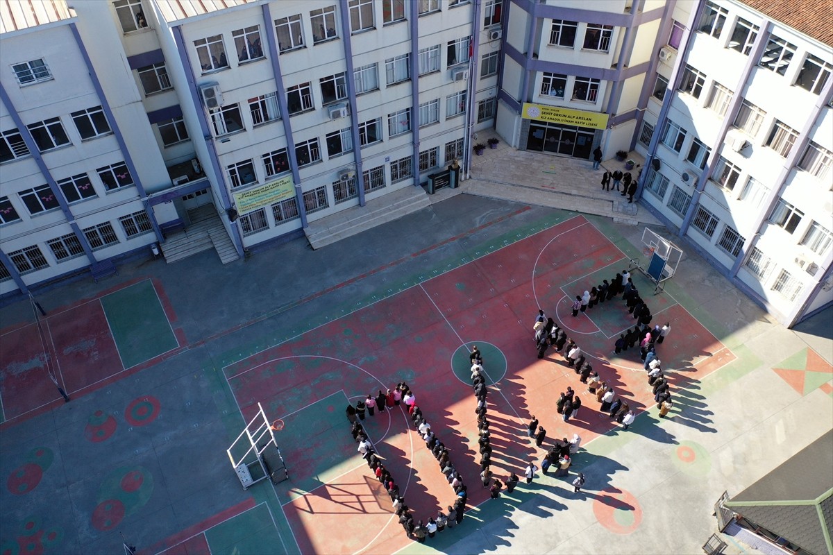 Aydın'da lise öğrencileri, 6 Şubat 2023'te Kahramanmaraş merkezli depremlerde yaşamını yitirenleri...