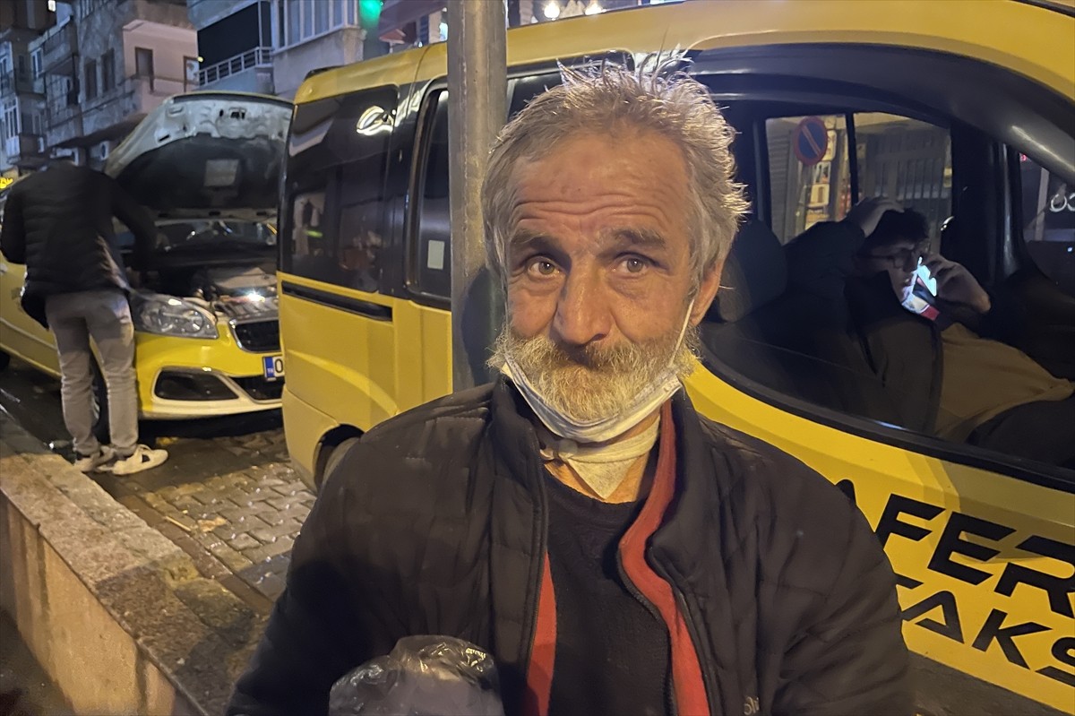 Aydın'da yere düşürdüğü erzaklarını toplarken görüntülenen Maksut Yüzer (fotoğrafta), valilik...