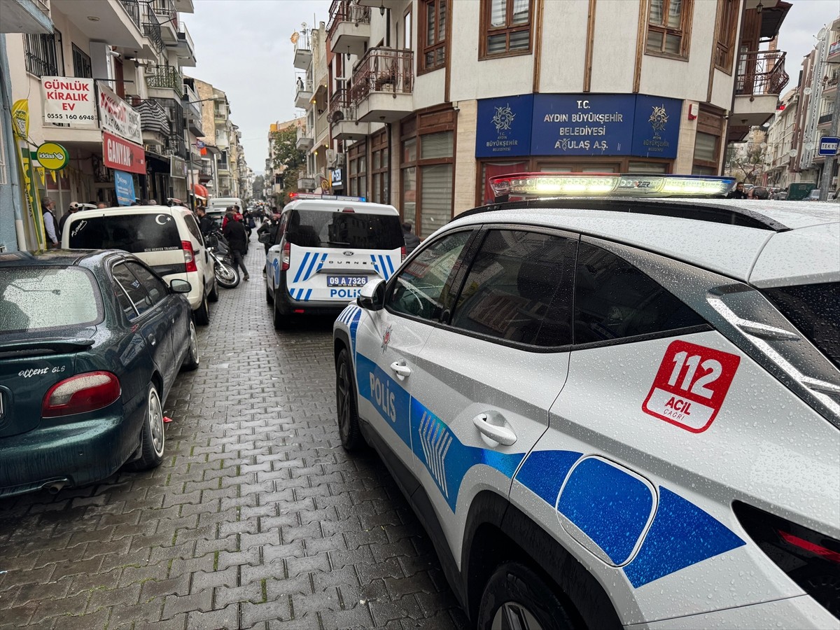 Aydın'ın Efeler ilçesinde akrabalar arasında çıkan kavgayı ayırmak isteyen bir esnaf satırla...