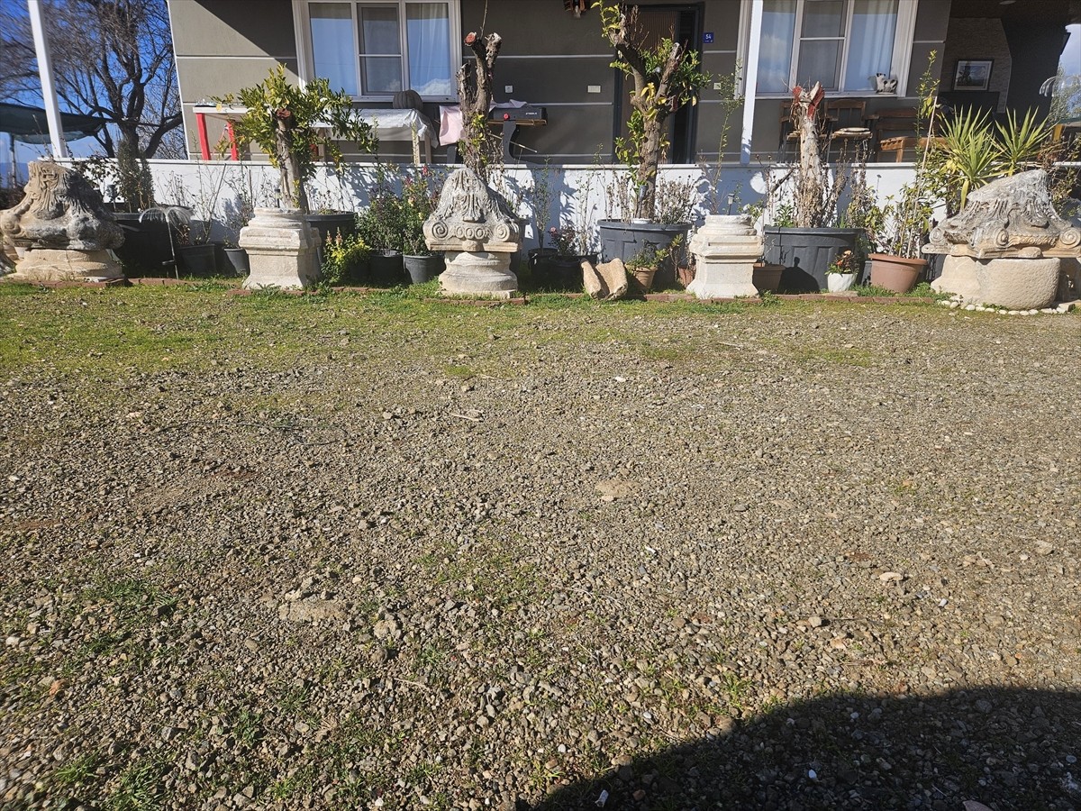 Aydın'ın Karacasu ilçesinde bir eve düzenlenen operasyonda Roma dönemine ait 277 obje ve tarihi...