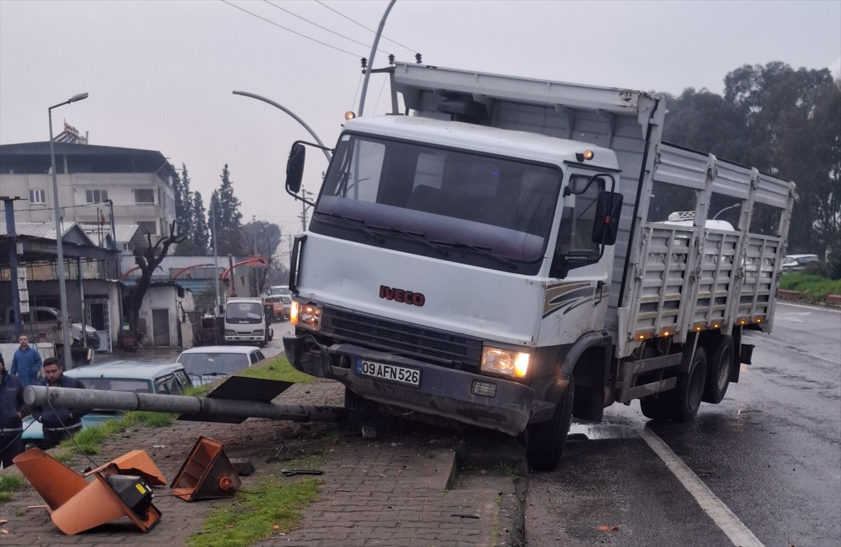 Aydın'ın Köşk ilçesinde kontrolden çıkan kamyonun çarpması sonucu devrilen sinyalizasyon direğinin...