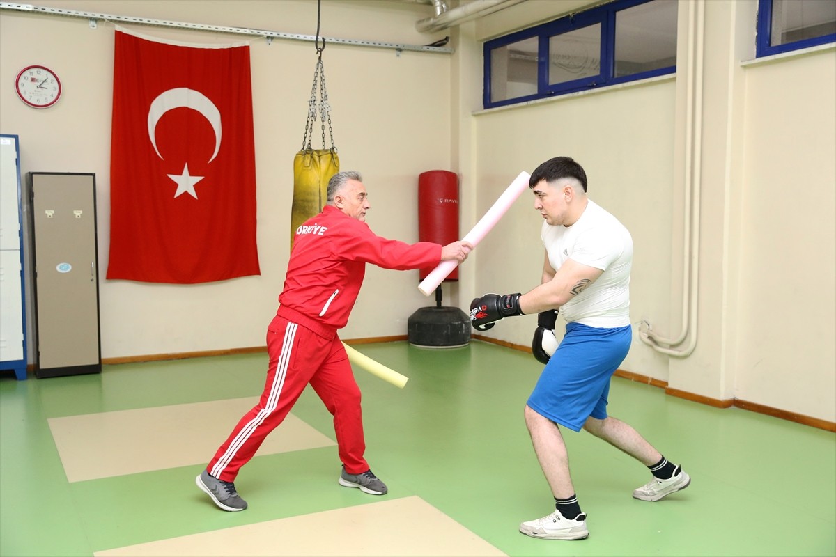 Azerbaycan'dan üniversite öğrenimi için geldiği Eskişehir Osmangazi Üniversitesinde (ESOGÜ) boksa...