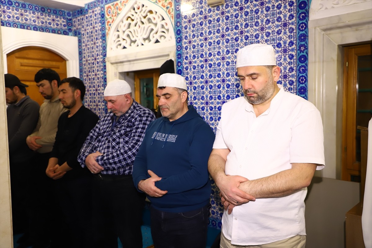 Azerbaycan'ın başkenti Bakü'de, ramazanın ilk teravih namazı kılındı. Bakü Türk Şehitliği...
