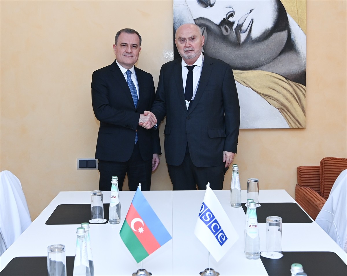 Azerbaycan Dışişleri Bakanı Ceyhun Bayramov (solda), Avrupa Güvenlik ve İşbirliği Teşkilatı (AGİT)...
