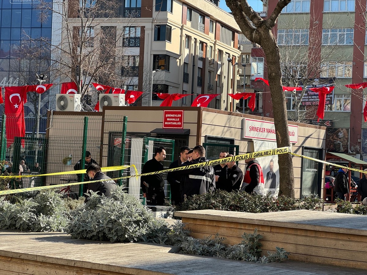 Bahçelievler Şirinevler Mahallesi Er Sokak'ta, mahallenin muhtarı İbrahim G. ile emlakçı Şeref Y...