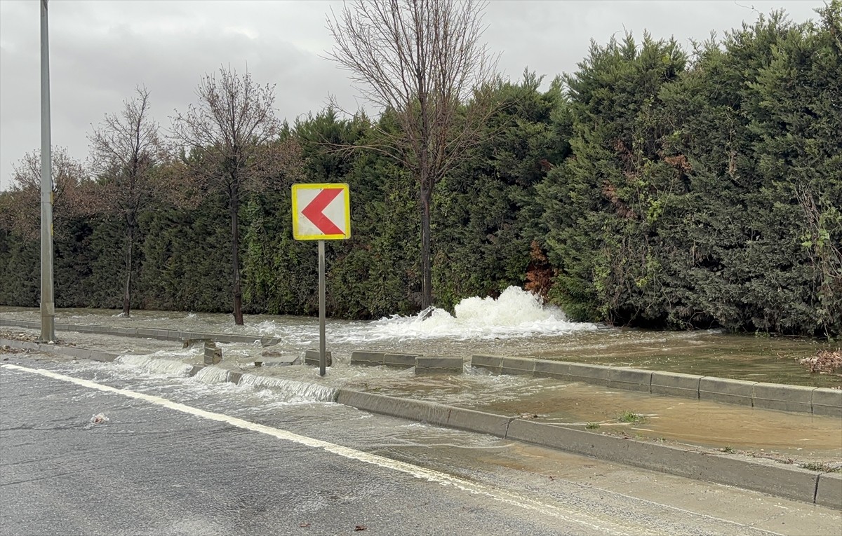Bakırköy'de İstanbul Su ve Kanalizasyon İdaresine (İSKİ) ait su borusunun patlaması nedeniyle...