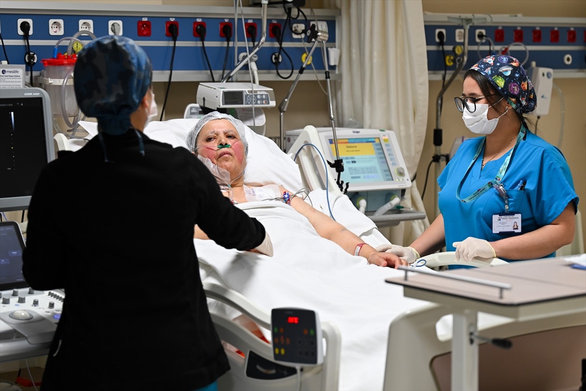 Balıkesir'de beyin ölümü gerçekleşen kadının bağışlanan karaciğeri, askeri uçakla getirildiği...