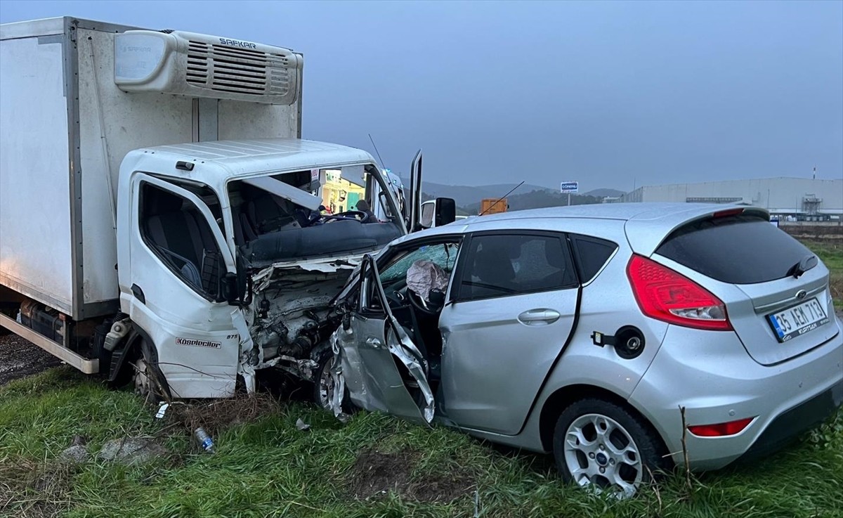 Balıkesir'in Gönen ilçesinde otomobil ile kamyonetin çarpışması sonucu otomobilin sürücüsü...