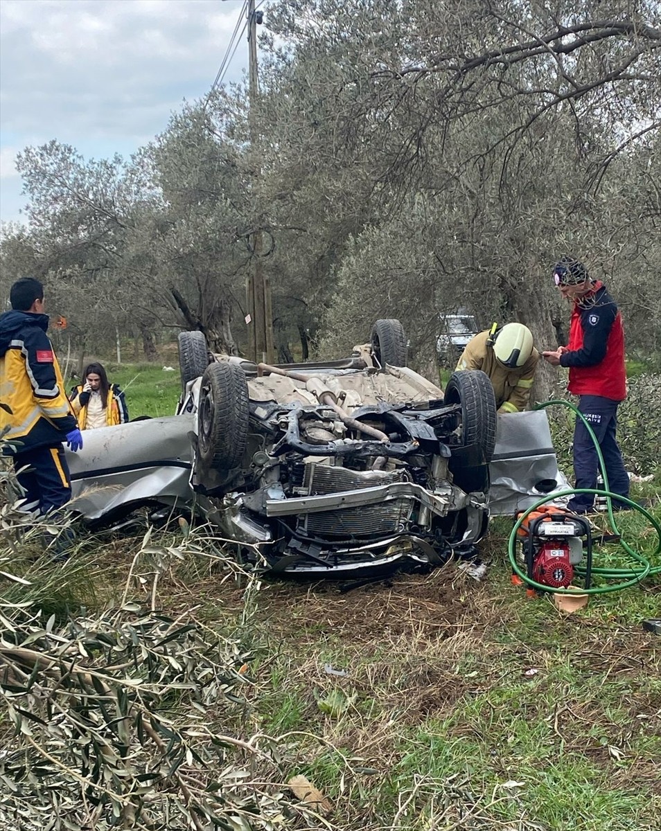 Balıkesir'in Havran ilçesinde zeytinliğe devrilen otomobildeki 2 kişi hayatını kaybetti.