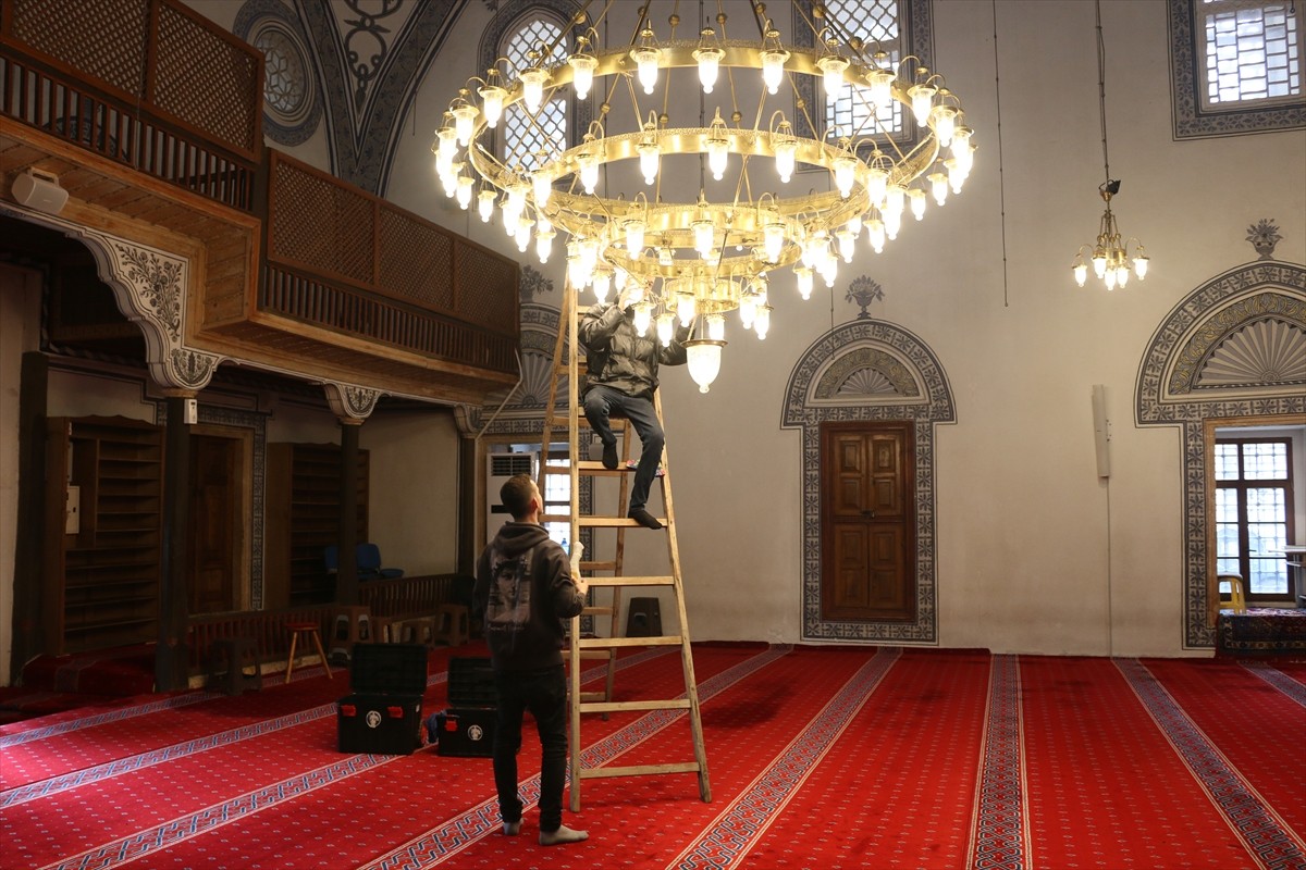 Balkan ülkesi Kosova'nın başkenti Priştine'de 11 ayın sultanı ramazan için hazırlıklar tamamlandı....