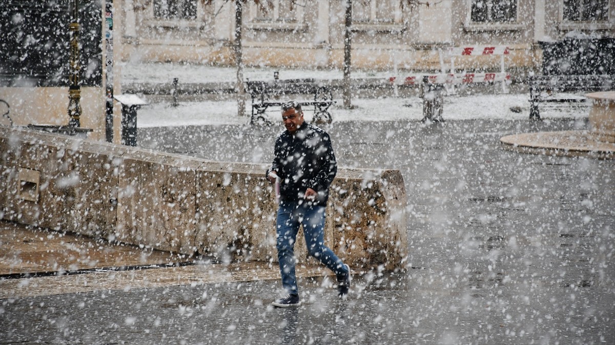 Balkan ülkesi Kuzey Makedonya'nın başkenti Üsküp'te kar yağışı etkili oldu. Üsküp'te sabah...