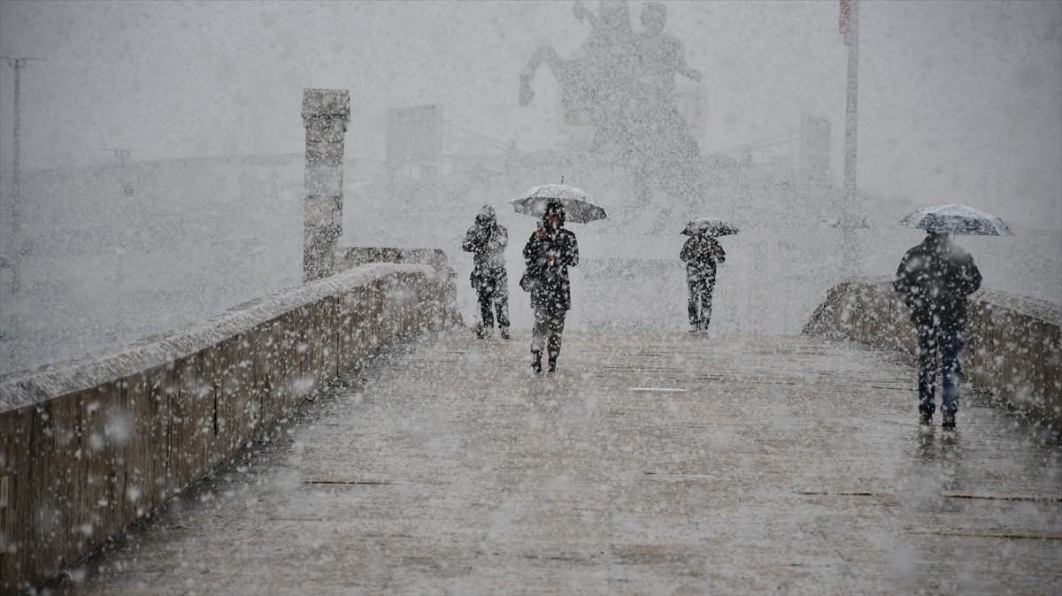 Balkan ülkesi Kuzey Makedonya'nın başkenti Üsküp'te kar yağışı etkili oldu. Üsküp'te sabah...