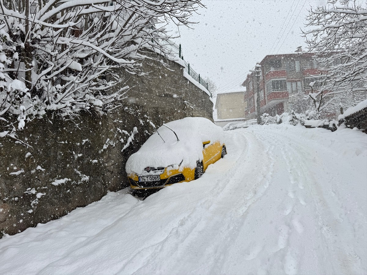 Bartın'da 3 gündür yağan kar hayatı olumsuz etkiledi. İl geneli ve şehir merkezinde araçlar kar...