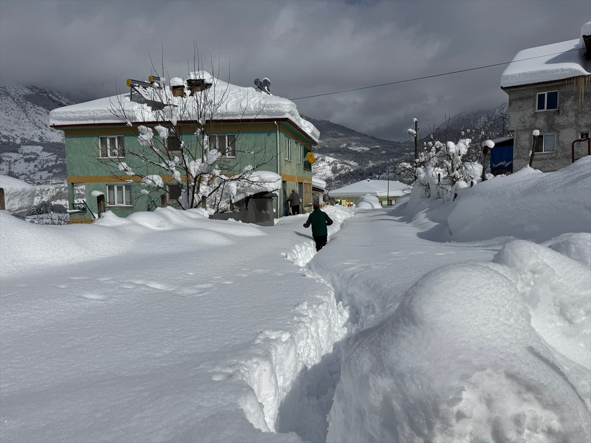 Bartın'ın yüksek kesimlerinde araçlar kar yığınlarının altında kalırken, ekipler ulaşımda aksama...