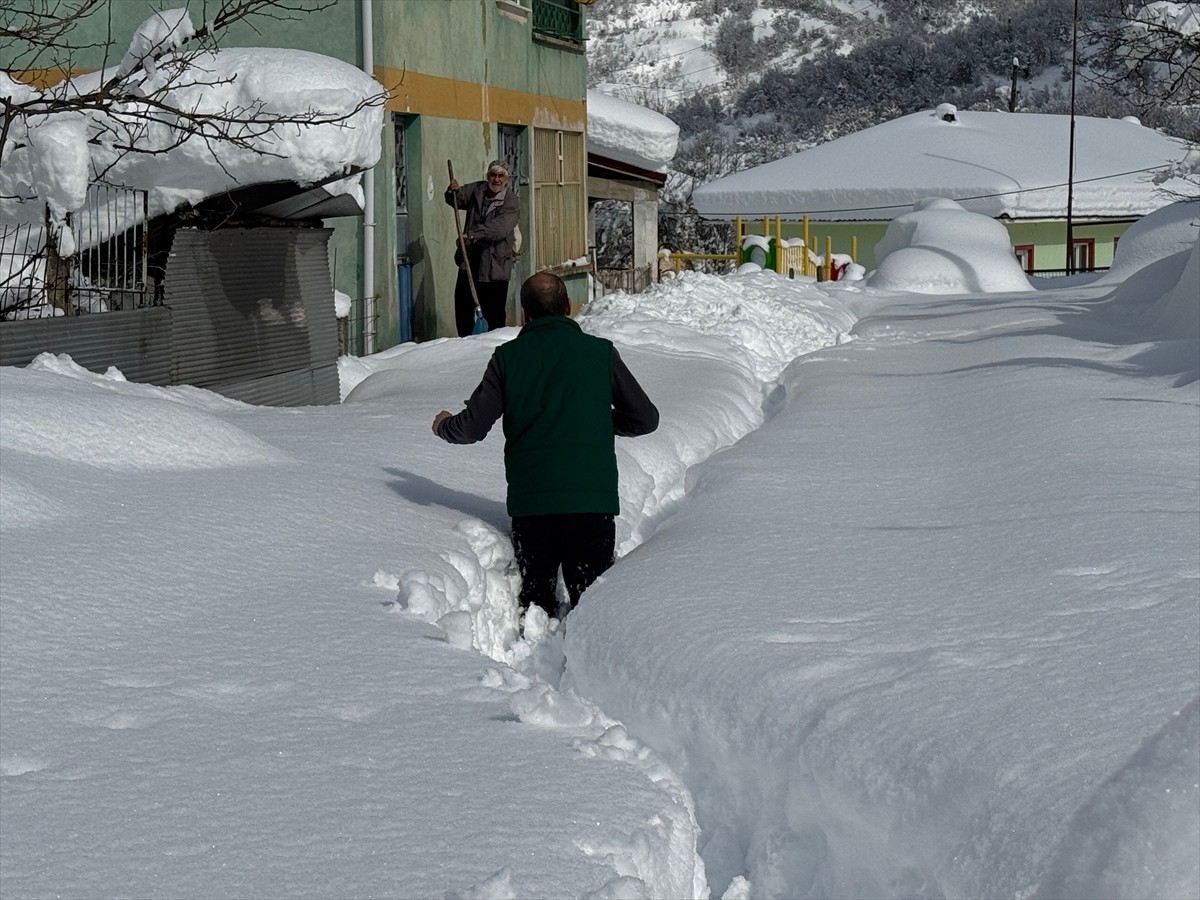 Bartın'ın yüksek kesimlerinde araçlar kar yığınlarının altında kalırken, ekipler ulaşımda aksama...
