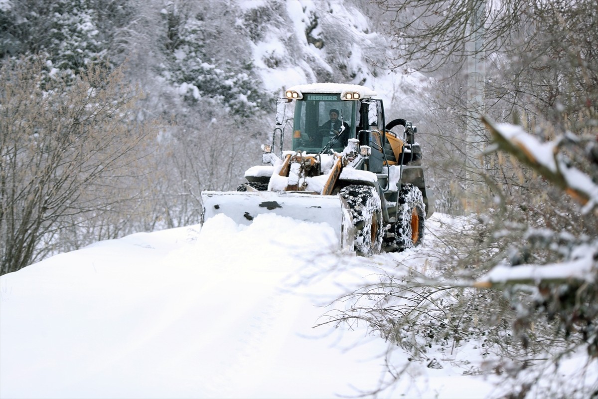 Bartın, Zonguldak ve Sakarya'da kar nedeniyle kapanan 160 yerleşim yerine ulaşım sağlanmaya...