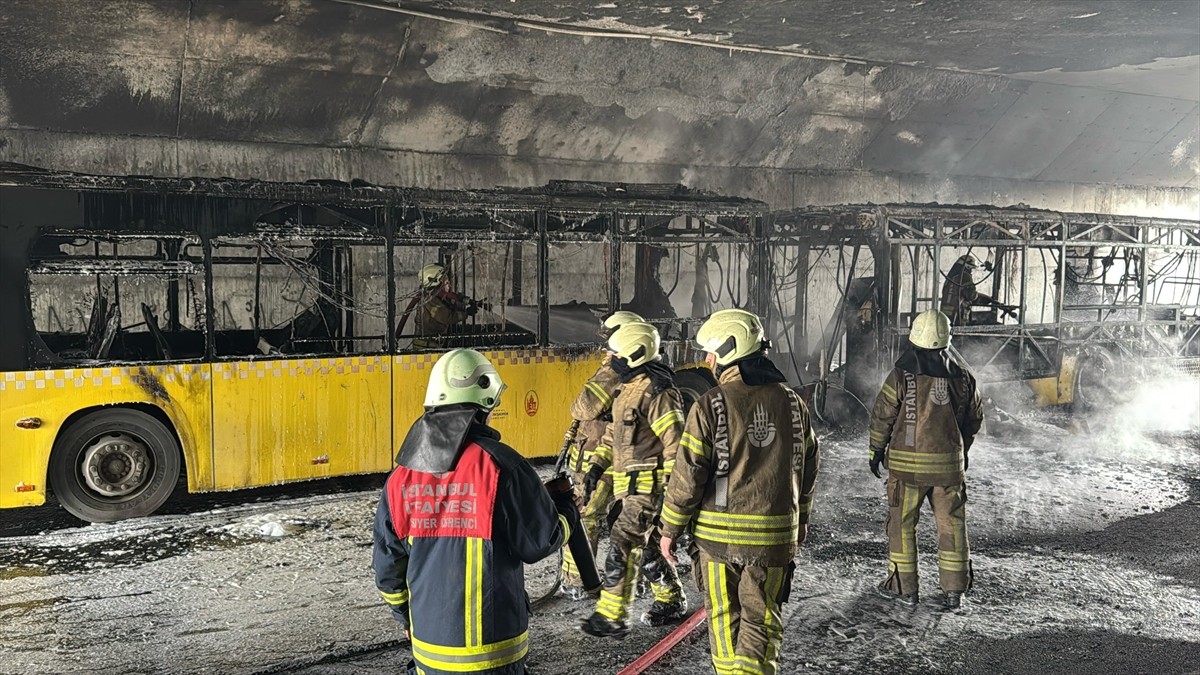 Başakşehir'de içinde yolcuların bulunduğu İETT otobüsü seyir halindeyken çıkan yangında...